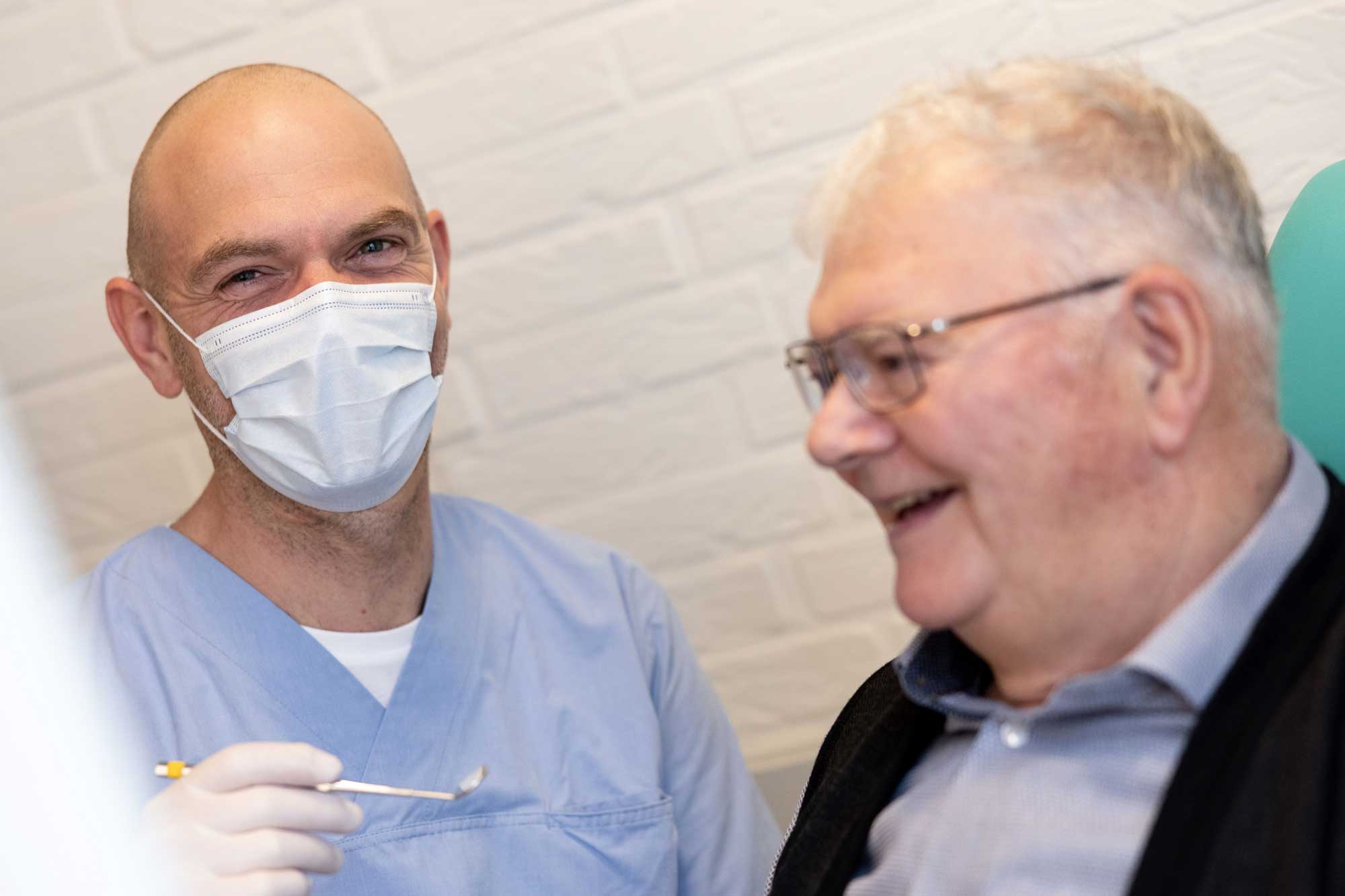 Smil med ny tandprotese