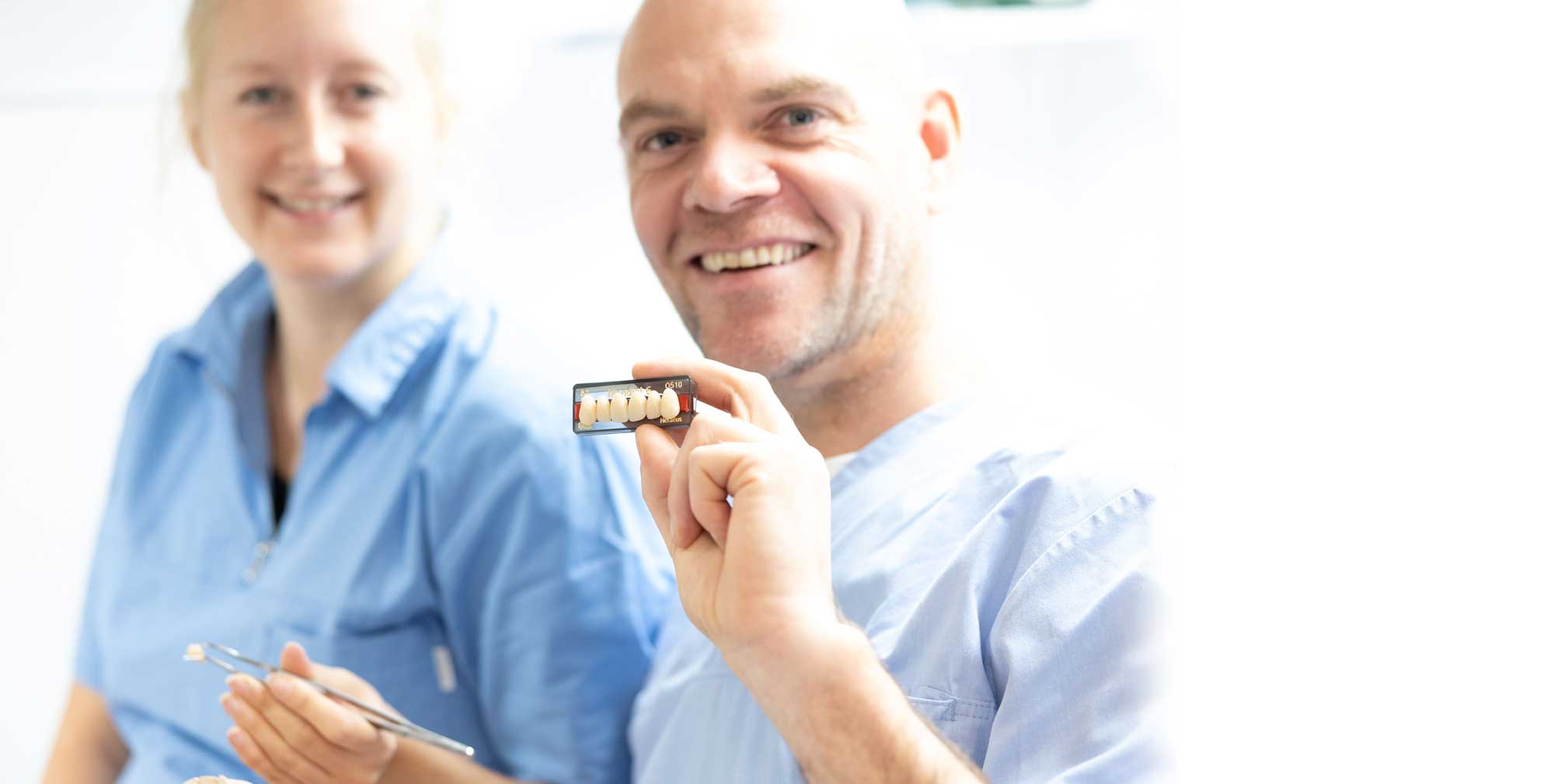 Udvælgelse af farve til tandprotese