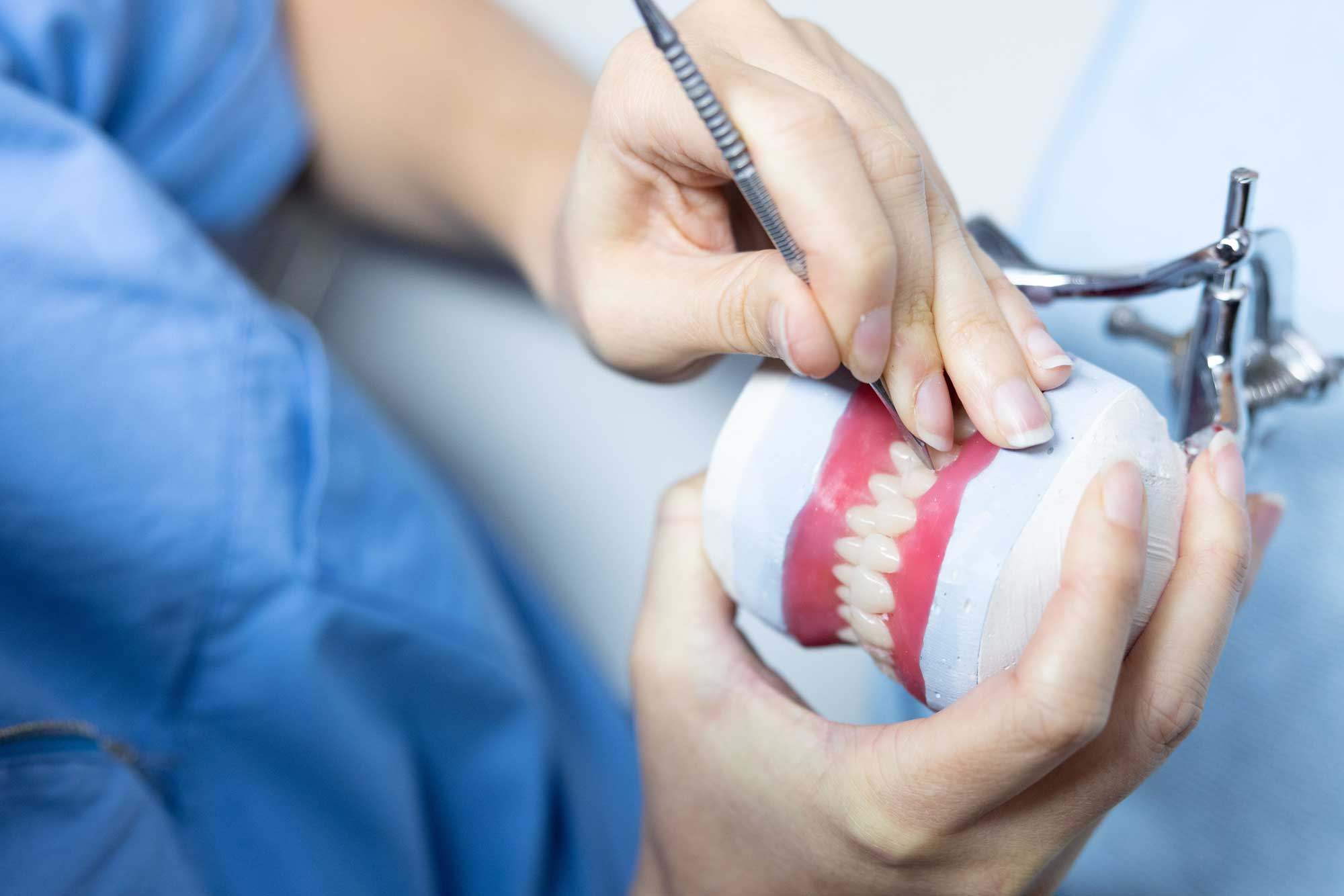 Tilretning af tandprotese